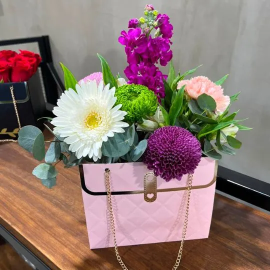 arreglo con flores variadas cartera